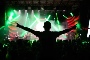 Taco Hemingway: głos pokolenia w słuchawkach