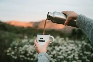 Kubek termiczny na wędrówkę