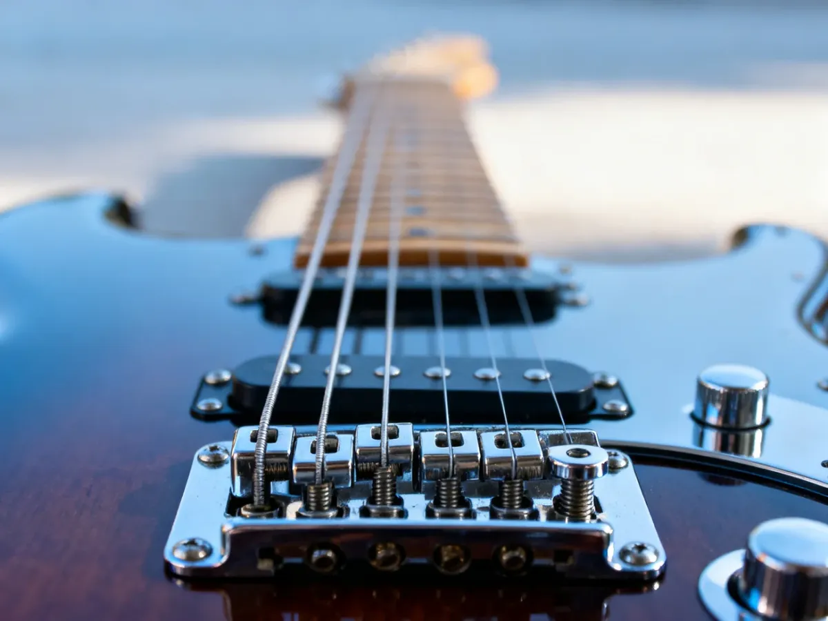 Dlaczego gitara nie stroi na wyższych progach?