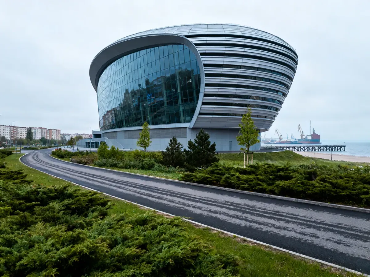 Widok zewnętrzny hali Ergo Arena na granicy Gdańska i Sopotu