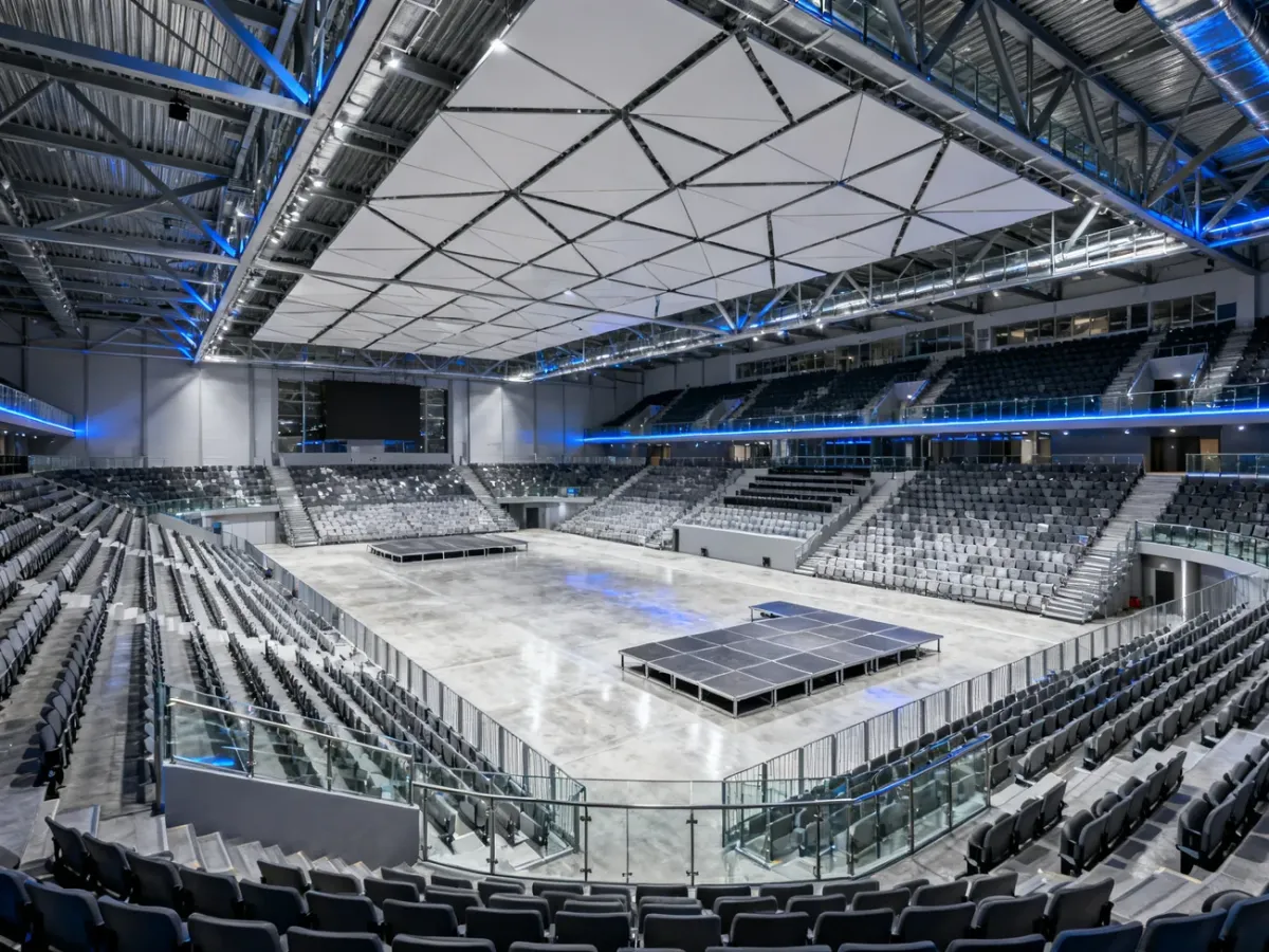 Wnętrze nowoczesnej hali widowiskowo-sportowej z widownią i elastyczną płytą areny