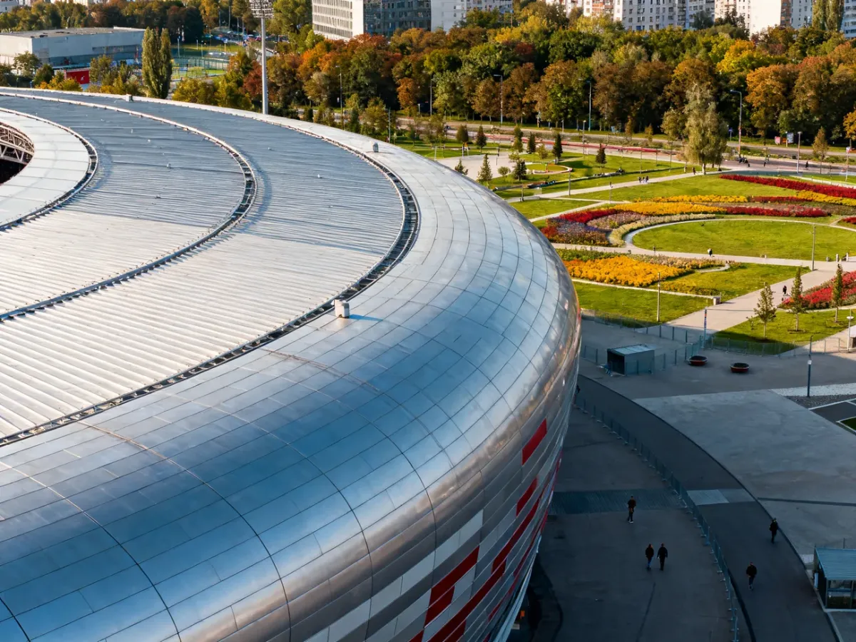 Widok zewnętrzny Tauron Areny Kraków w otoczeniu parku